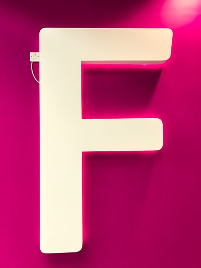 字母F标志
